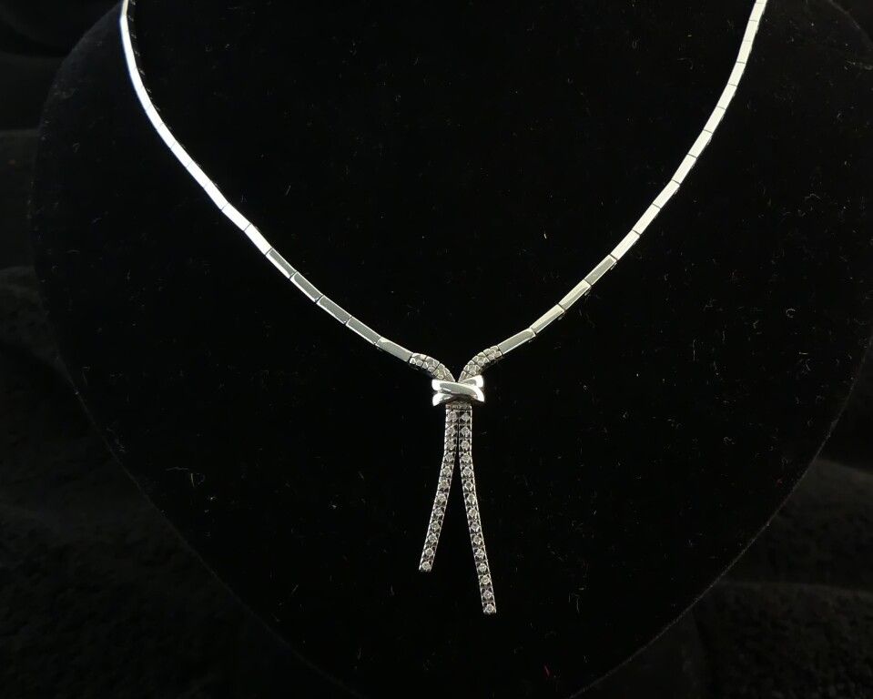 Null White gold necklace set with small diamonds. PB. 17.5g. Provenance : Bijout&hellip;