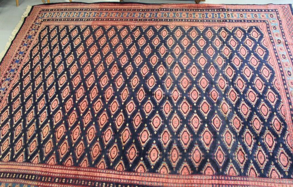 Null Tappeto in lana in stile Boukara. 315 x 245 cm.