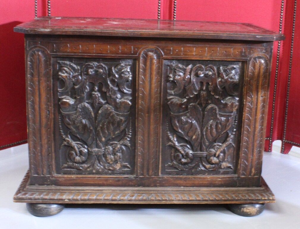 Null Natural wood molded and carved chest. Width : 83 cm.