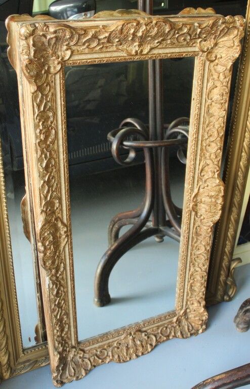 Null Mirror with moulded frame. Height: 106 cm.