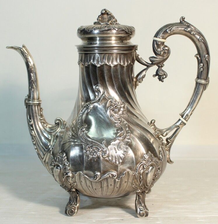 Null D. Roussel. Rocaille style silver coffee pot. Minerve 1st title. PB. 740g. &hellip;