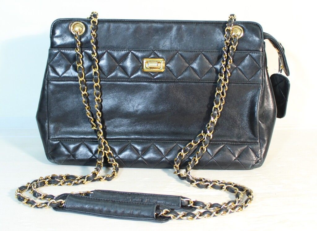 Null Chanel. Schwarze Lederhandtasche. L. 30 cm (etwas abgenutzt).