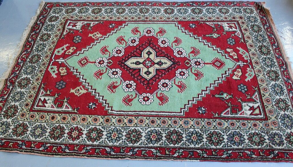 Null Oriental wool carpet. 190 x 143 cm.