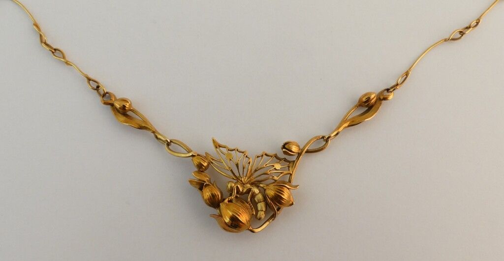 Null Yellow gold necklace featuring a butterfly on a flowering branch. Weight. 1&hellip;