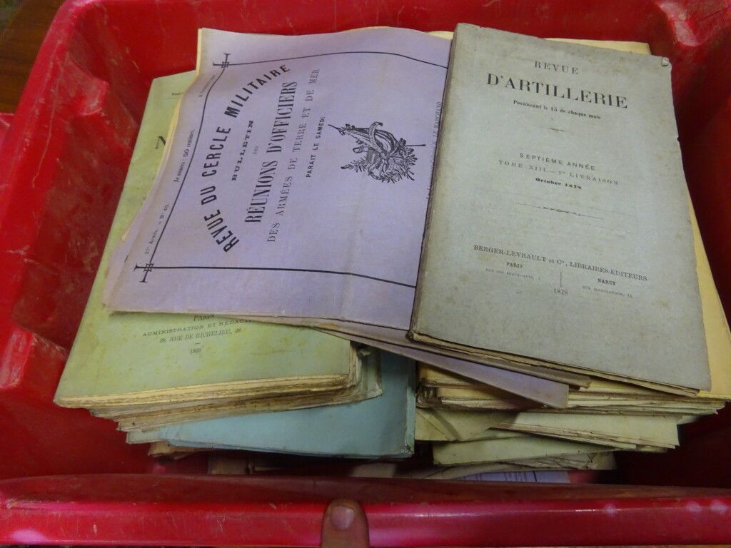 Null Mannette de livres 28 contenant : Revues militaires anciennes dont Revue de&hellip;