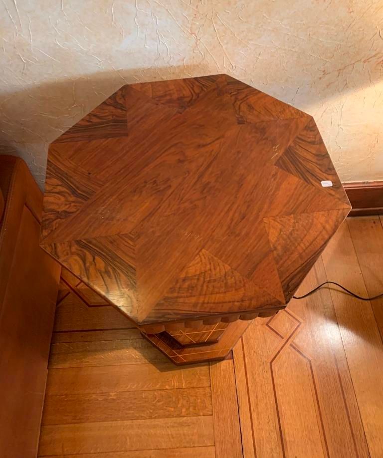 Null 天然木和单板的基座桌，有镶嵌的细丝。镶嵌在顶部、底座和轴上。装饰艺术时期。宽度：62厘米。高度：77厘米。(轴上有一些木虫的痕迹）。)