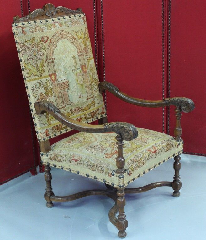 Null 路易十四风格的胡桃木雕花扶手椅。