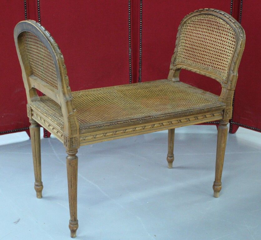 Null Banquette de style Louis XVI en bois naturel et cannage. Larg : 77 cm.