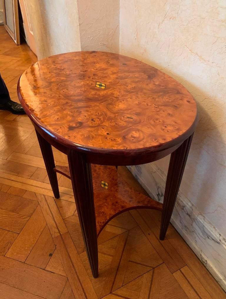 Null 基座桌，有两个毛刺木的桌面和浅色和着色木的钻石镶嵌。它由4条锥形桃花心木腿支撑。宽度：69厘米。