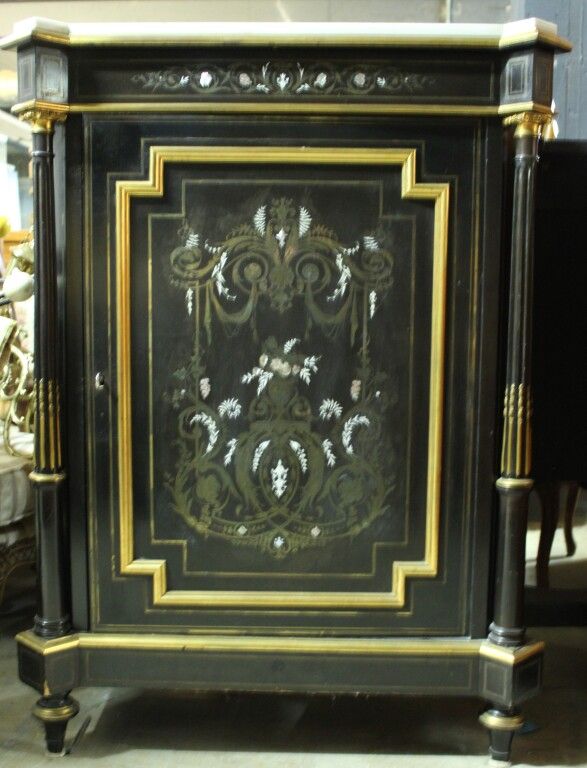 Null 发黑的木质餐具柜，配有黄铜、珍珠母和象牙镶嵌。青铜色的装饰。带有美丽的爱奥尼亚式柱头的分离式柱子。大理石顶部。路易十六的风格。拿破仑三世时期。小事故。&hellip;