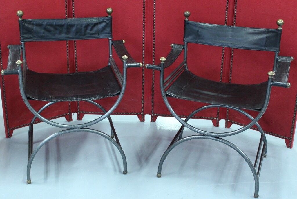 Null Pair of curule armchairs in lacquered metal and brass. Leather seat.