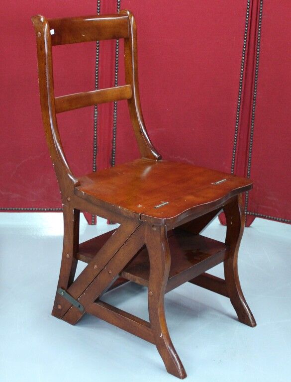 Null Chaise en bois vernis formant escabeau.