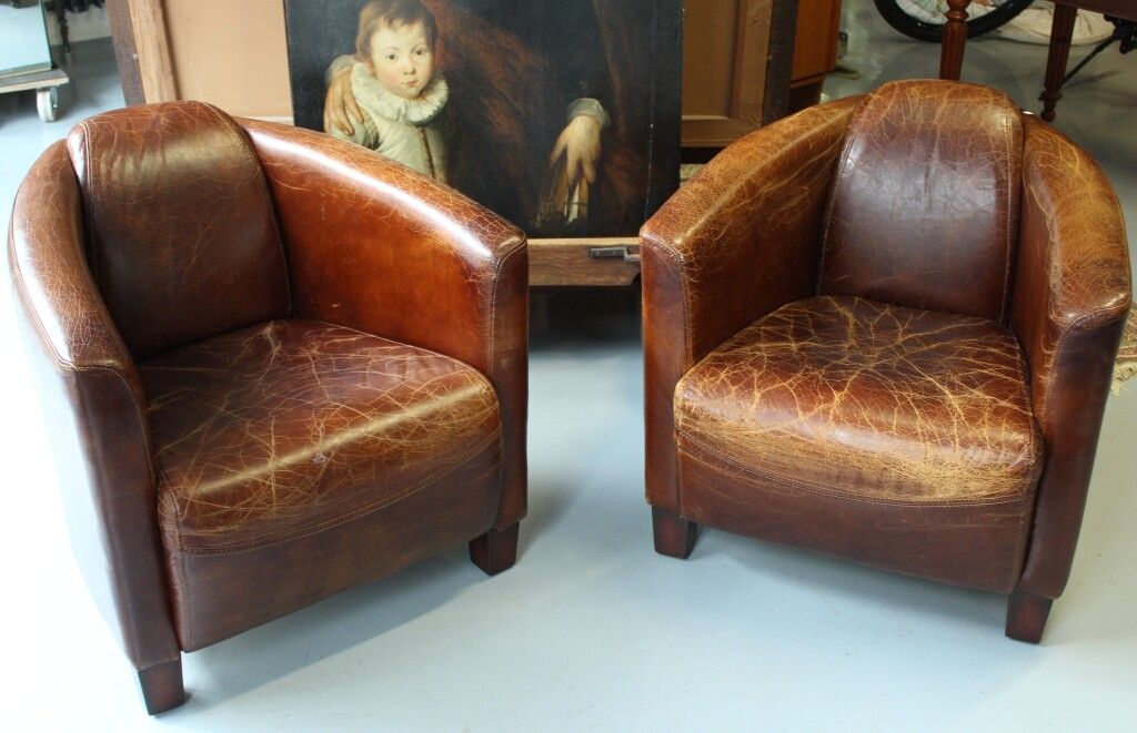 Null Ein Paar Sessel im Liner-Stil aus beigefarbenem Leder. L. 72 cm.