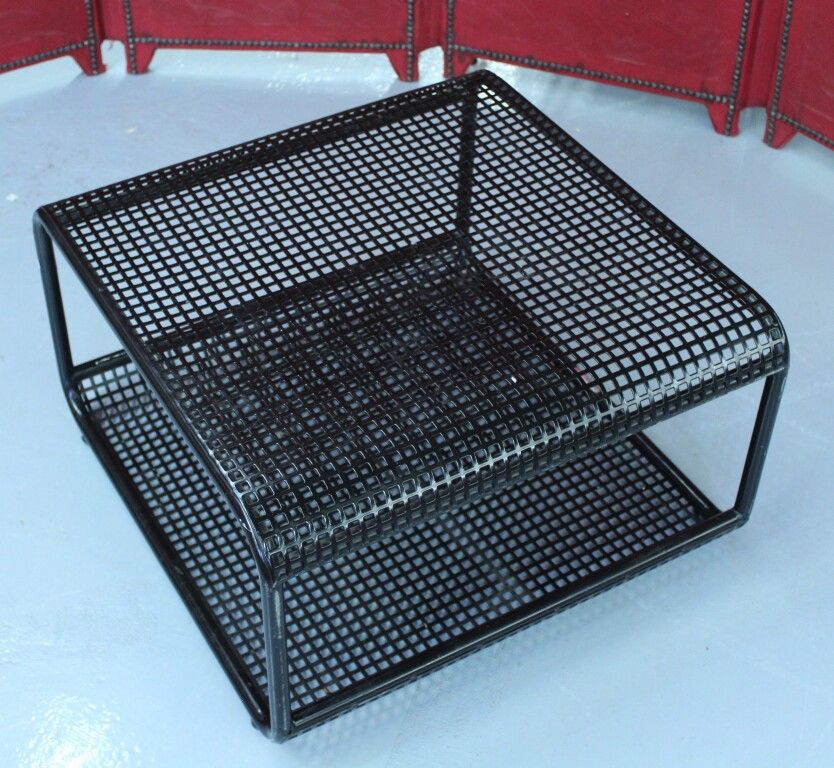 Null Coffee table in lacquered metal. Width : 58 cm.