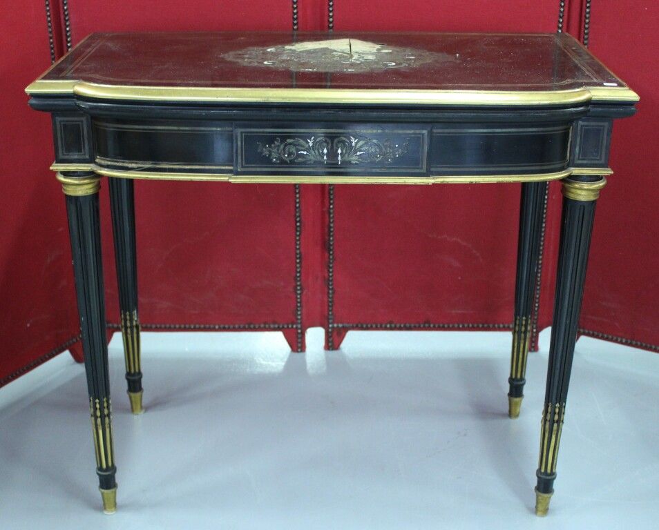 Null 发黑的木头和黄铜，珍珠母和象牙镶嵌的游戏桌。青铜色的装饰。路易十六的风格。拿破仑三世时期。事故。宽度：87厘米。