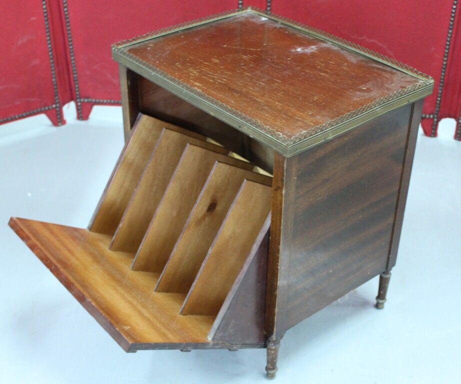 Null Petit meuble à musique en bois de placage. Haut : 48 cm. Larg : 44 cm.