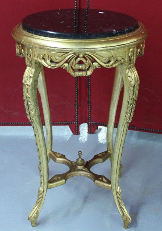 Null Carved and gilded wood pedestal table. Black marble top. Diam. 44 cm.
