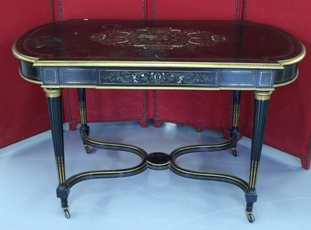 Null 中间的桌子有发黑的木头和黄铜，珍珠母和象牙镶嵌。青铜和黄铜的装饰。路易十六的风格。拿破仑三世时期。事故。高度：75厘米。宽度：127厘米。深度：69厘&hellip;