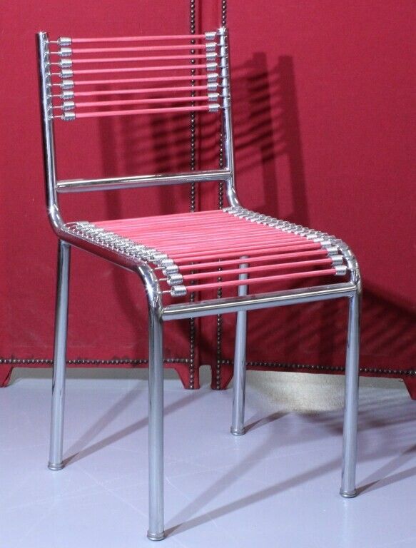 Null 金属镀铬的椅子。座椅和靠背由弹性带子制成。在René Herbst和他的 "Sandows "模型之后。