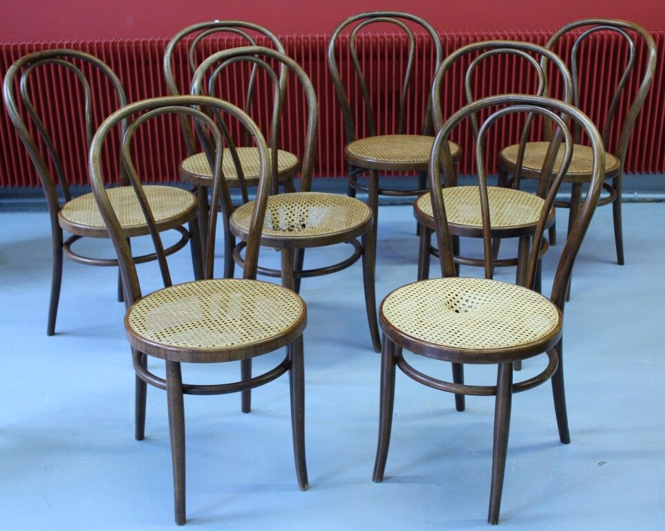 Null Suite de 8 chaises en bois courbé dans le goût de Thonet.