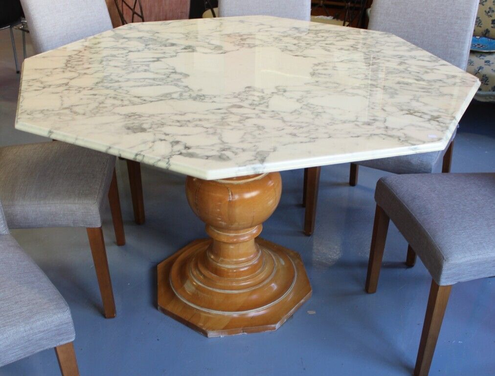 Null Table plateau hexagonal en marbre. Piètement bois tourné.