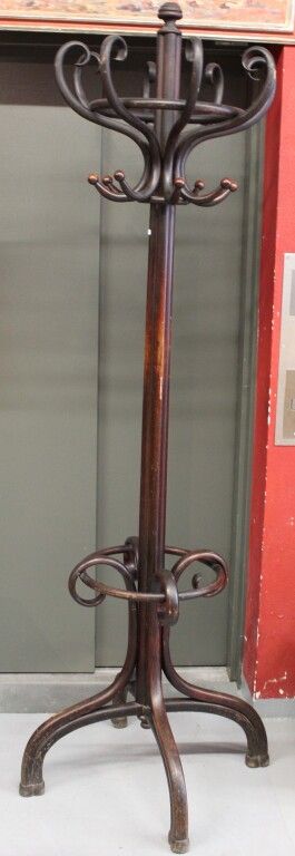 Null THONET Porte-manteaux modèle en bois courbé teinté.Vers 1900. État d'usage.&hellip;