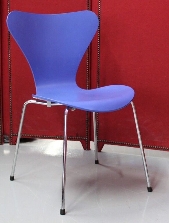 Null 阿纳-雅各布森和弗里茨-汉森出版商。4把 "蝴蝶 "系列椅子，蓝色漆木和镀铬金属。签名。