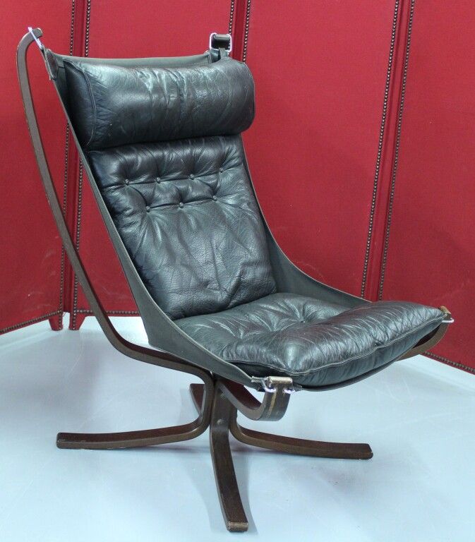Null 猎鹰 "扶手椅，由Sigurd Ressel为Vatne Møbler设计，采用弯曲的木头，皮革和织物（有一个扣子有待修复）。