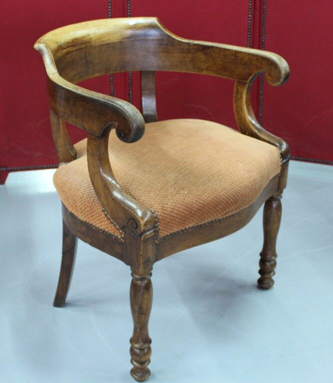 Null 胡桃木办公扶手椅。19世纪。