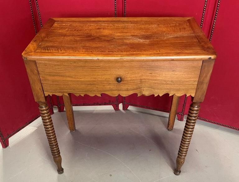 Null 天然木材和木皮的女士书桌。19世纪。