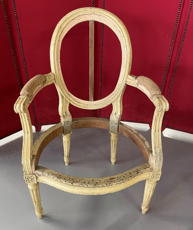 Null 雕刻，模制和涂漆的木质奖章靠背扶手椅。印有Royer àTroyes的字样。路易十六时期。