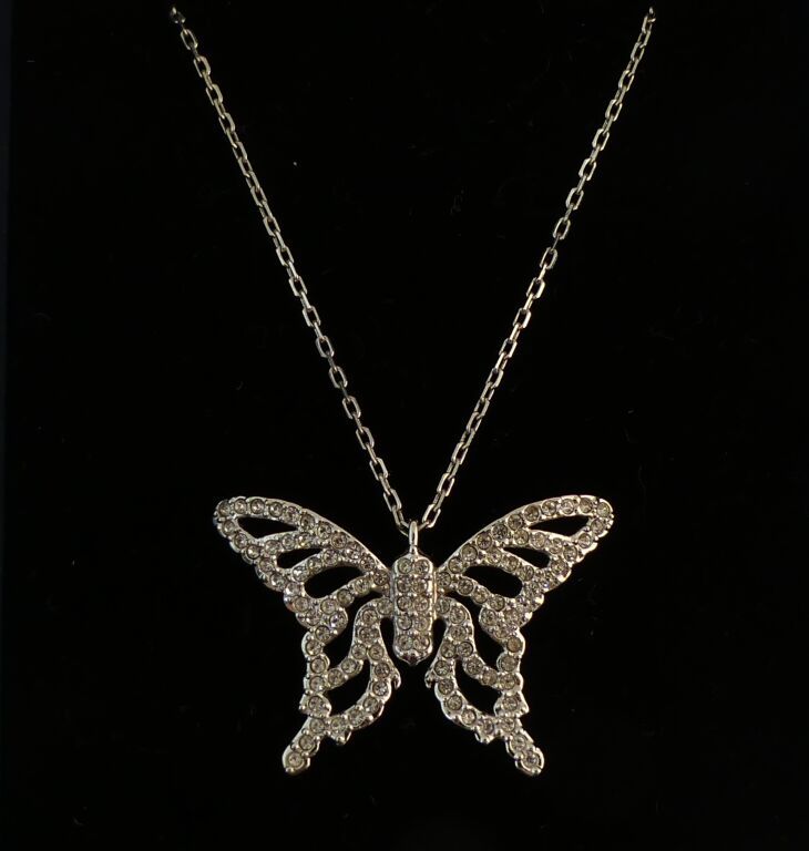 Null Swarovski, collier avec pendentif papillon agrémenté de petits cristaux.