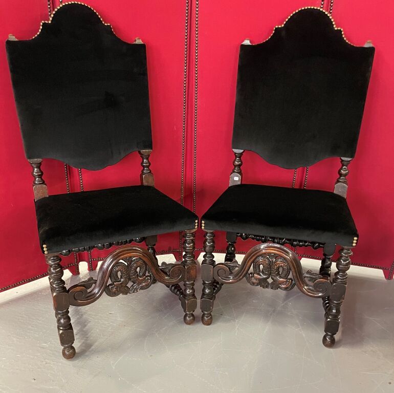 Null Coppia di sedie in legno modellato e intagliato in stile Luigi XIII. Si è u&hellip;