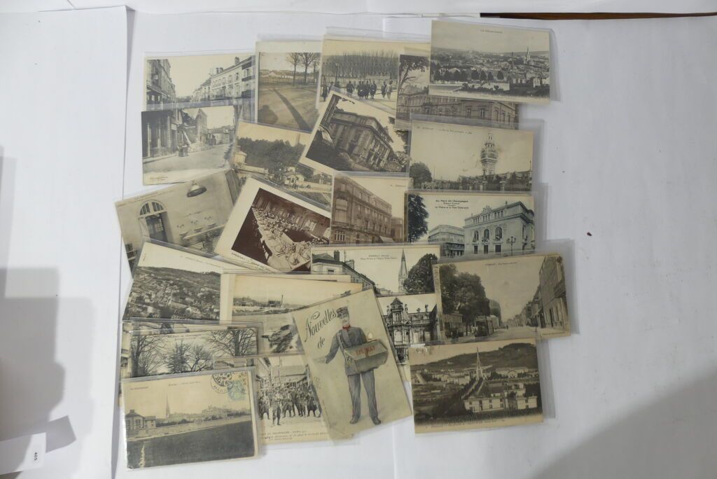 Null [明信片] - 约120张来自法国各地的明信片，约120张明信片，放在一个小盒子里。1880年至1950年间出版的明信片。