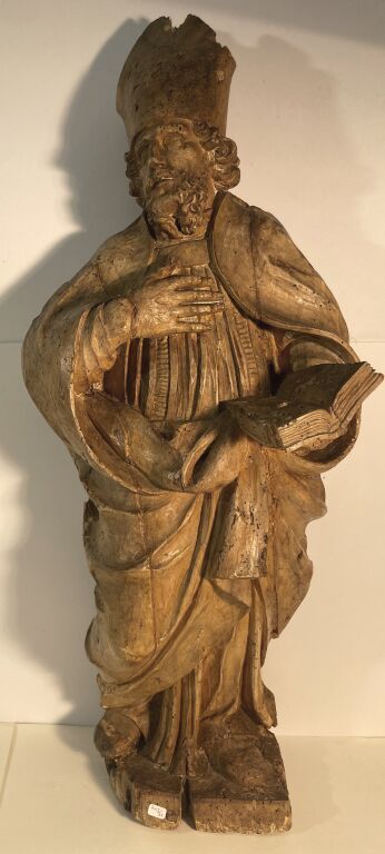 Null Saint Evêque en bois sculpté, dos ébauché. Debout, le regard levé vers le c&hellip;