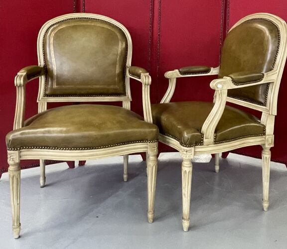 Null Paire de fauteuils à la reine en bois mouluré et laqué de style Louis XVI. &hellip;