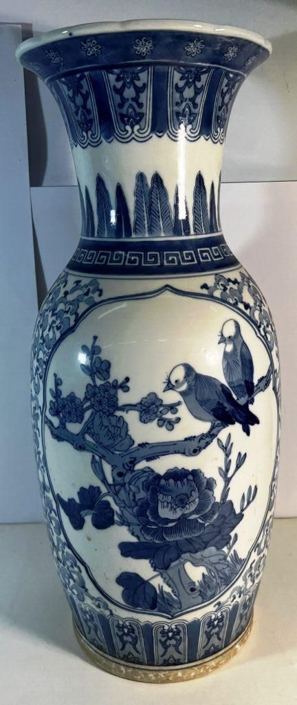 Null Chine. Grand vase en porcelaine blanc bleu. H. 62 cm.