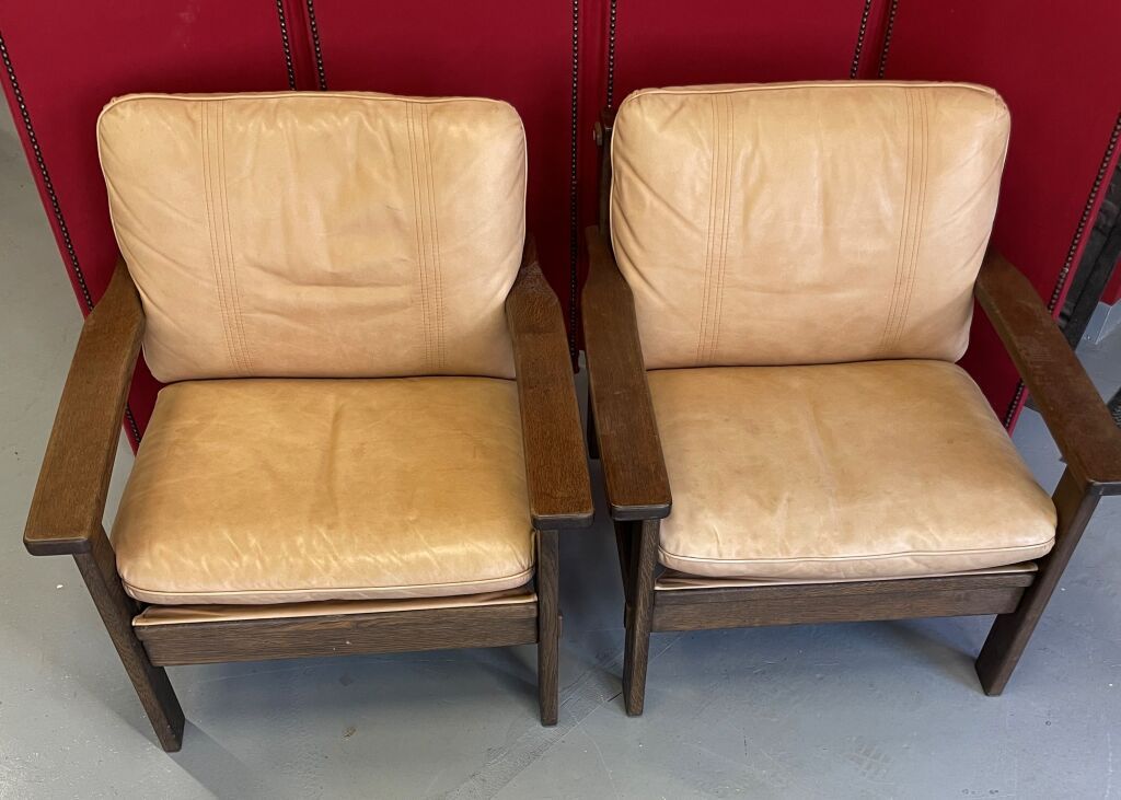 Null 2 fauteuils et 2 chauffeuses en bois naturel et cuir beige.