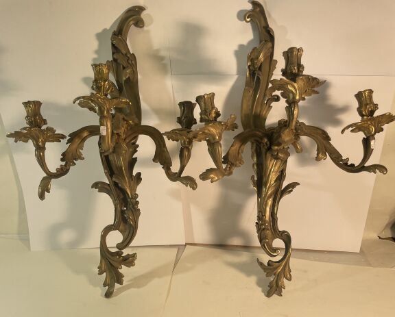 Null Paire d'appliques en bronze doré de style rocaille à 3 lumières. XIXème. H &hellip;