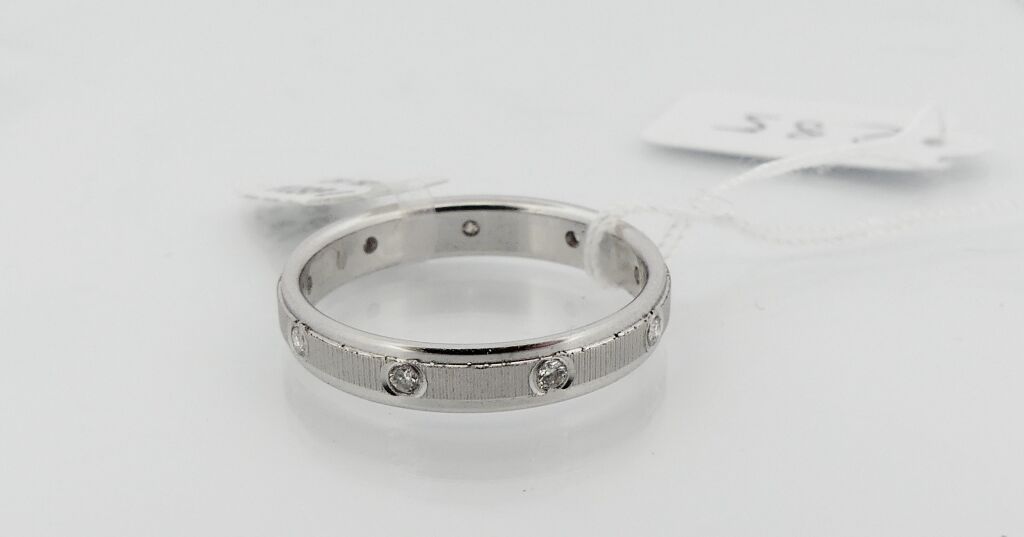 Null Wedding band in white gold, partially set with diamonds. TDD. 53. PB.3.1g.