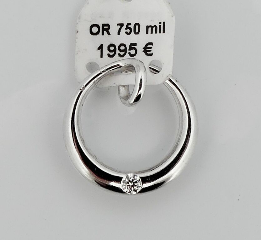 Null Pendentif en or blanc orné d'un diamant rond de taille moderne. PB. 6.5g.