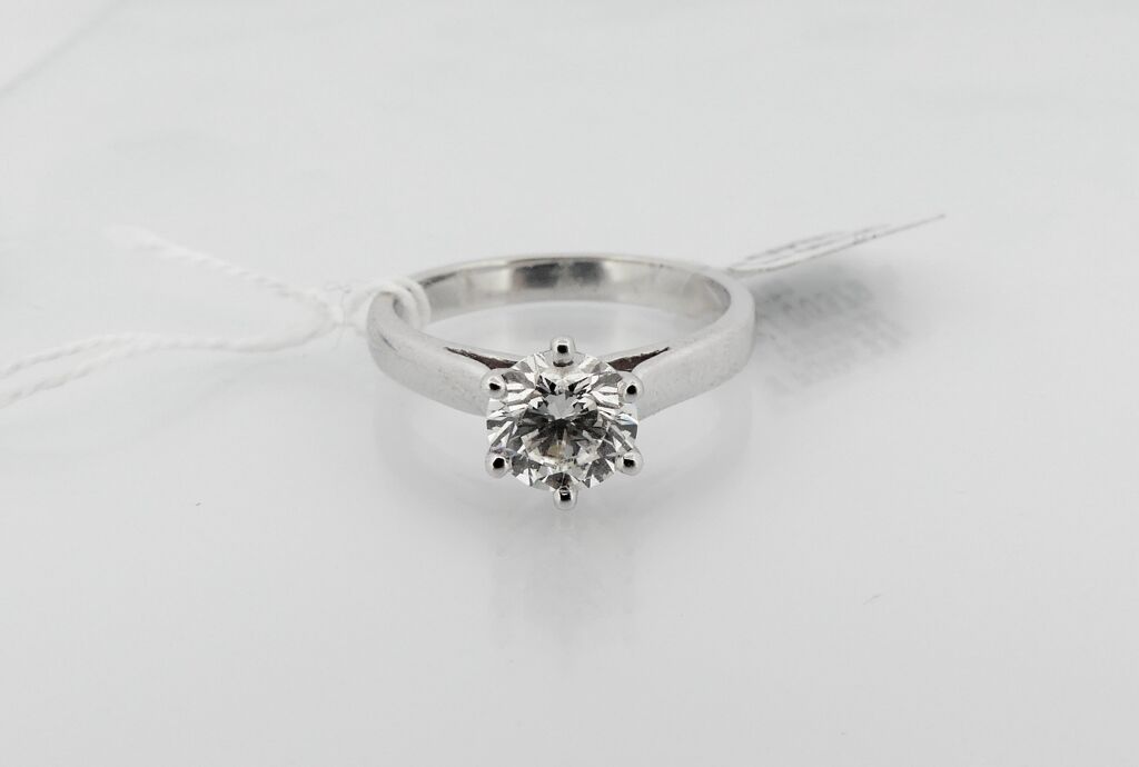 Null Ring aus Weißgold mit einem runden Diamanten im modernen Schliff von ca. 0,&hellip;