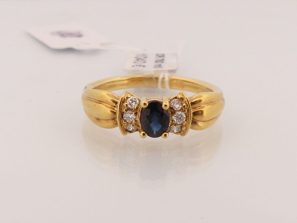 Null Ring aus Gelbgold, in dessen Mitte ein Saphir mit Diamanten sitzt. TDD: 54.&hellip;