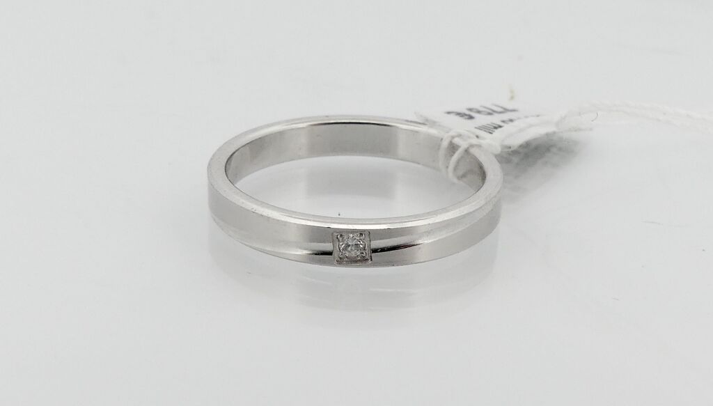 Null White gold ring partially matted with a diamond. TDD. 53. PB. 3.2g.