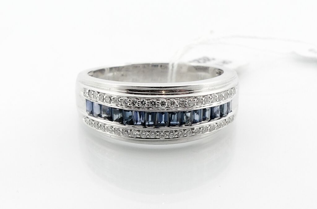 Null 白金戒指上镶嵌了一排长方形蓝宝石和2排钻石。TDD. 57.PB。7g.