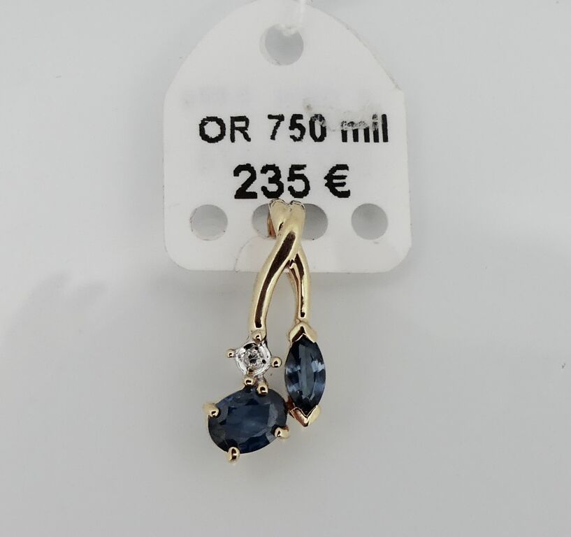 Null 黄金吊坠，镶有一颗脐形切割蓝宝石、一颗椭圆形切割蓝宝石和一颗钻石。PB。1g.