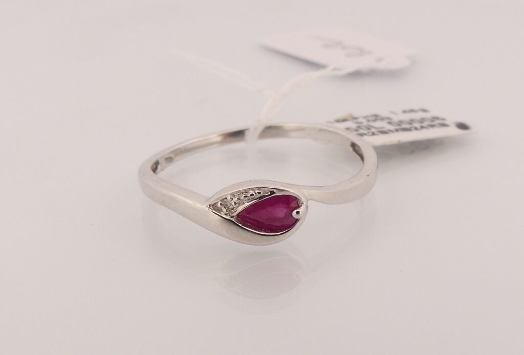 Null 白金戒指，镶有一颗梨形切割的红宝石和一颗钻石。TDD: 58.PB : 1,6 g。