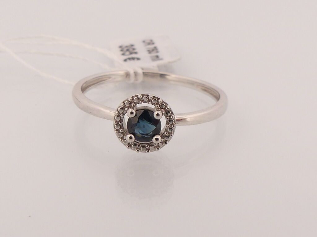 Null 以蓝宝石为中心的白金戒指，周围镶有钻石。TDD：50。PB：1.5克。