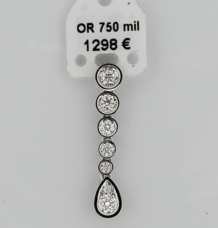 Null Pendentif en or blanc orné de diamants en chute pour 0.6 carat env. PB. 2g.
