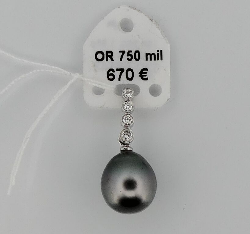 Null Colgante de oro blanco engastado con una perla gris. Engastado con 4 diaman&hellip;